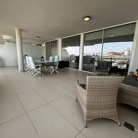 Stunning 3 Bed Apartment *